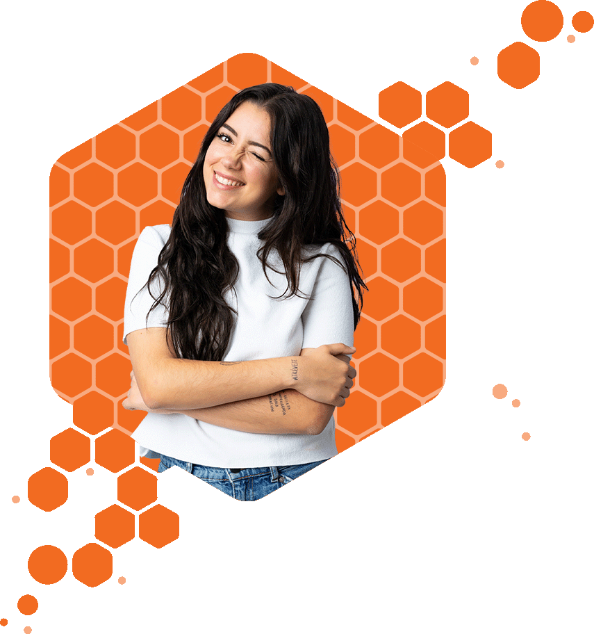 Une jeune femme découvrant tous les services qu'offre le cabinet d'expertise comptable en ligne Full Bizz.