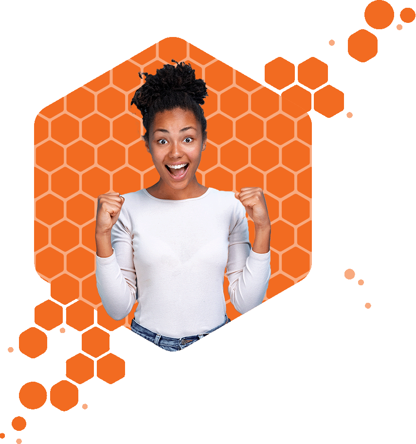 Une entrepreneure souriante en profitant des conseils juridiques pour son entreprise de Full Bizz.