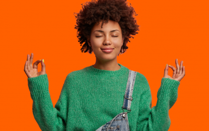 Une auto-entrepreneuse sereine en découvrant les tarifs d'expert-comptable appliqué par Full Bizz