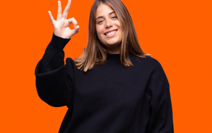 Une commerçante contente en découvrant les tarifs d'expert-comptable appliqué par Full Bizz pour les commerçants et artisants