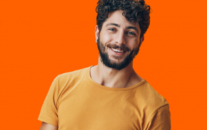 Un chef d'entreprise heureux en découvrant le tarif expert-comptable proposé par Full Bizz