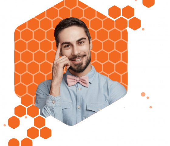 Un professionnel en activité libéral souriant en découvrant l'offre de Full Bizz pour la comptabilité pour les professions libérales