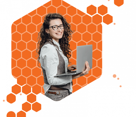 Une dirigeante d'entreprise en train de faire sa comptabilité avec le sourire.