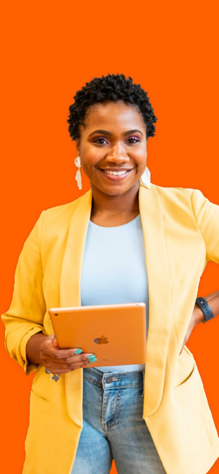 Une experte-comptable spécialisée dans la comptabilité pour les professions libérales se tenant debout avec une tablette à la main.