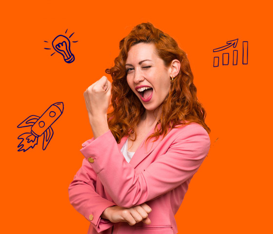 Une cheffe d'entreprise heureuse en découvrant les tarifs d'expertise comptable et de conseil en pilotage d'entreprise proposés par Full bizz